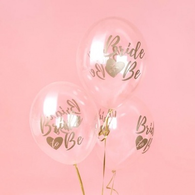 Balões transparentes escritos Bride to Be em fundo rosa