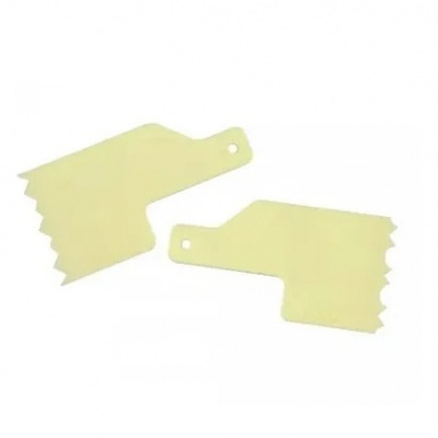 Duas espátulas de plástico amarelas com corte em zig zag e orifício no cabo