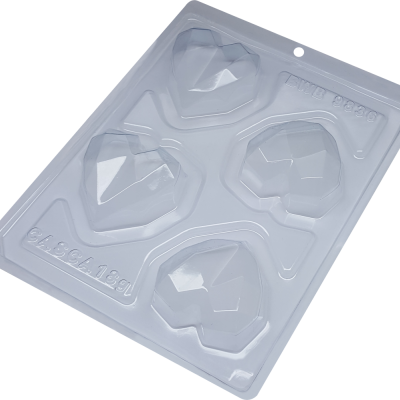 Molde de plástico transparente com quatro corações facetados.
