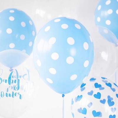 Balões azuis e brancos decorados para festa baby shower
