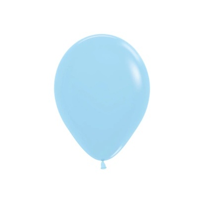 Balão azul claro de látex sobre fundo branco