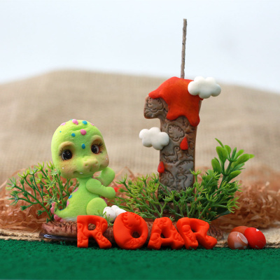 Figura de dinossauro verde e vela número 1 decorativa com letras ROAR