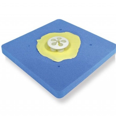 Base azul com componente amarelo e branco no centro