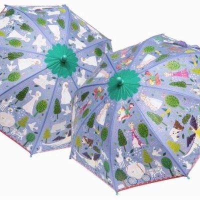 Dois guarda-chuvas coloridos com padrões de personagens e árvores