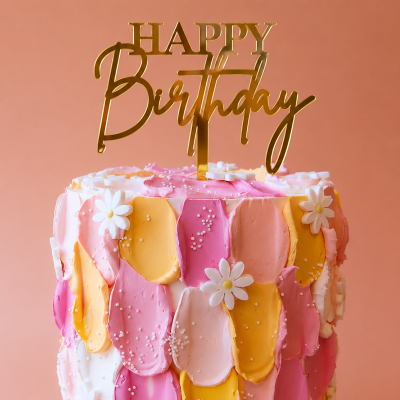 Bolo de aniversário com cobertura colorida e topper dourado Happy Birthday