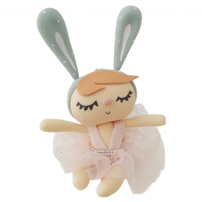 Boneca fada com vestido rosa e orelhas de coelho cinza