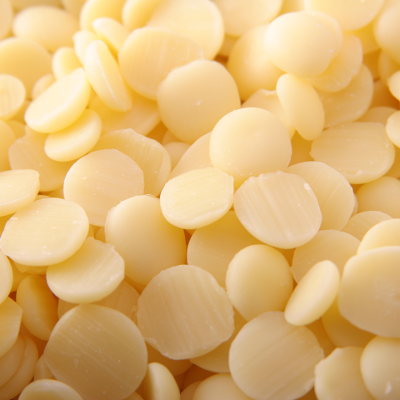 Pastilhas redondas amarelas claras com textura lisa