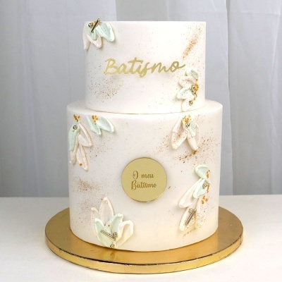 Bolo de batismo branco com flores em tons pastel e detalhes dourados