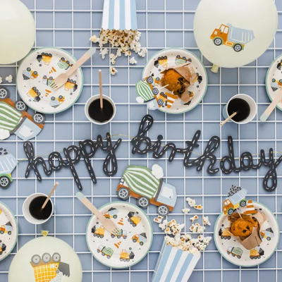 Decoração de festa infantil com tema de veículos de construção e 'happy birthday'