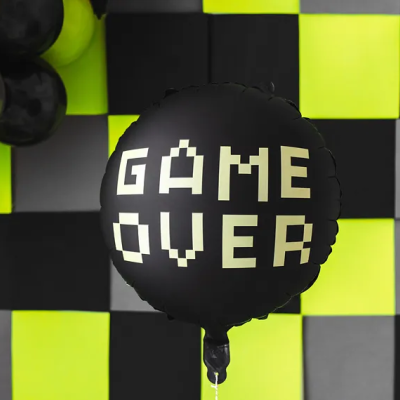 Balão negro com a frase GAME OVER em letras pixeladas amarelas num fundo de painéis coloridos
