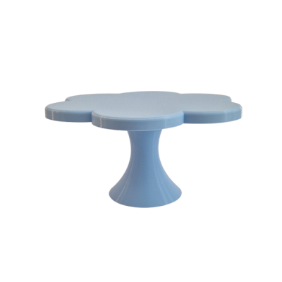 Mesa de centro azul clara com tampo em forma de nuvem