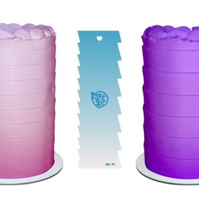 Dois bolos altos rosa e roxo e uma faixa azul com texto