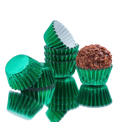 Forminhas de papel verde metálico para doces, empilhadas, com uma aberta e uma com doce de chocolate