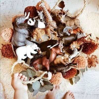 Brinquedo de argolas com figuras de animais selvagens e pompons coloridos