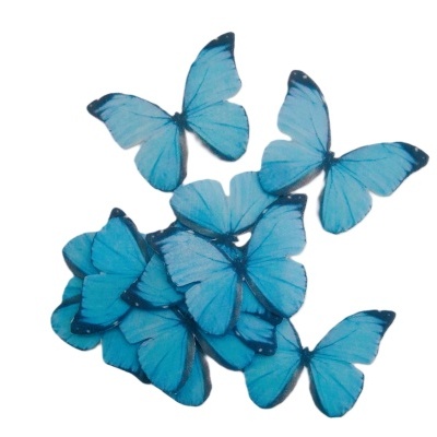 Borboletas artificiais azuis com bordas pretas, agrupadas sobre fundo branco.