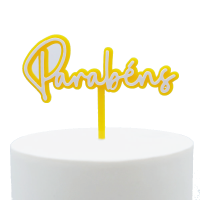 Topo de bolo amarelo com a palavra Parabéns em letra cursiva