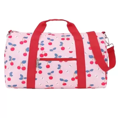 Saco de viagem rosa com padrão de cerejas e alças vermelhas