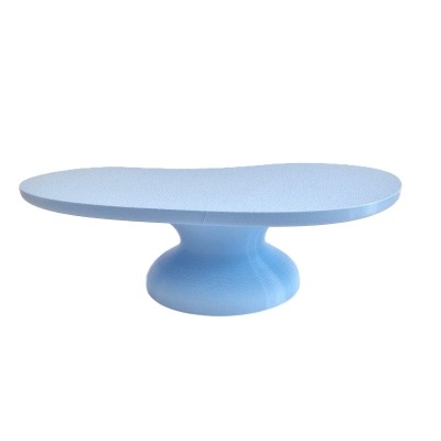 Mesa baixa azul claro com base circular e tampo orgânico