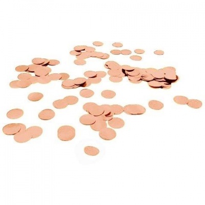 Confetes redondos cor de rosa sobre fundo branco