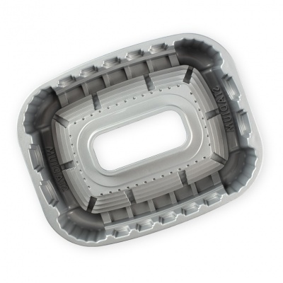 Forma de alumínio retangular para bolos com janela central e textura nas bordas