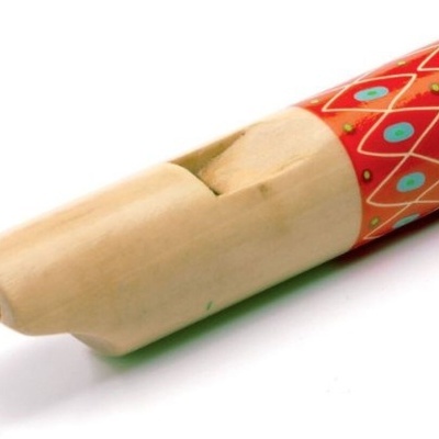 Apito de madeira decorado com padrão geométrico colorido