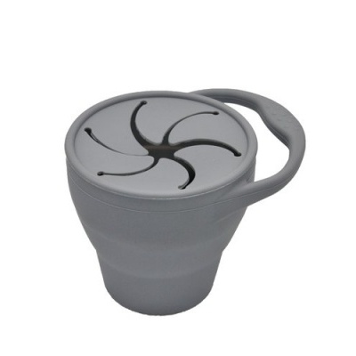 Copo de silicone cinzento claro com tampa e pega cinzentas.