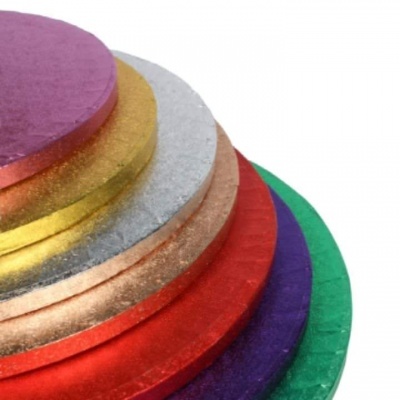 Discos metálicos coloridos empilhados em diferentes cores brilhantes