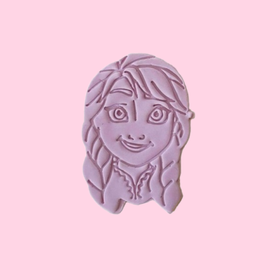 Carimbo rosa com rosto de personagem feminina sorridente e tranças