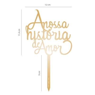 Decoração dourada em acrílico com texto A nossa história de Amor e estaca com Just Add Love
