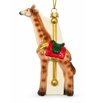 Ornamento girafa em vidro pintado com sela vermelha e verde e vara dourada.