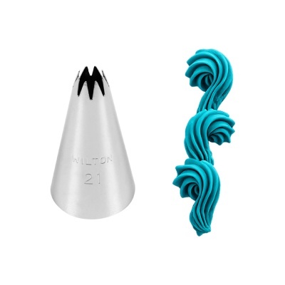 Bico de confeitar Wilton 21 em metal ao lado de chantilly azul decorativo