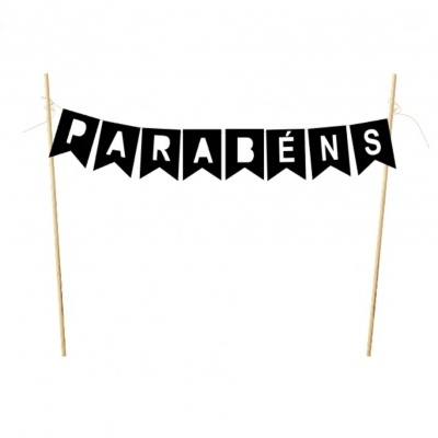 Bandeirola preta com letras brancas a dizer PARABÉNS pendurada entre paus de madeira