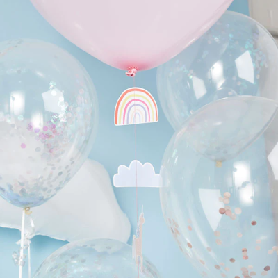 balões decorativos transparentes e rosa com pendente de arco-íris e nuvem