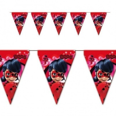 Bandeirola triangular vermelha com personagem Ladybug e texto 'Ladybug'.