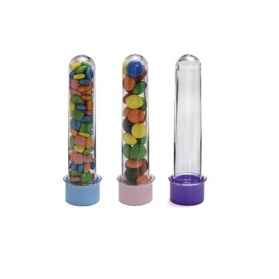 Três tubos transparentes com tampas coloridas contendo balas coloridas