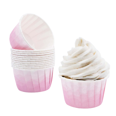 Forminhas de papel rosa para cupcake com cupcake branco decorado