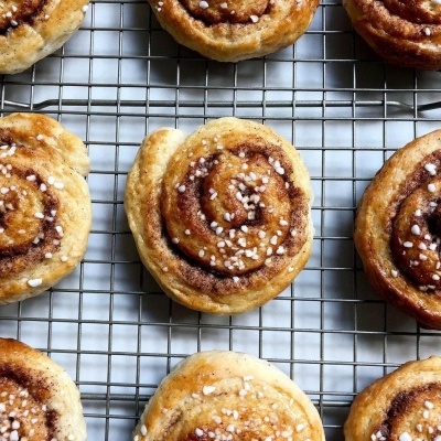 Rolos de canela com açúcar sobre grelha metálica
