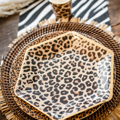 Pratos e copo com padrão de pele de leopardo em tons castanhos e pretos