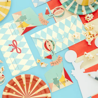 Artigos de festa coloridos com tema de palhaço sobre fundo azul