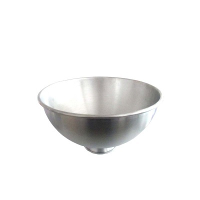 Taça ou tigela de aço inoxidável prateada com fundo branco