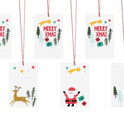 Cinco cartões de Natal com desenhos festivos e texto 'MERRY XMAS' suspensos em fios vermelhos e brancos.