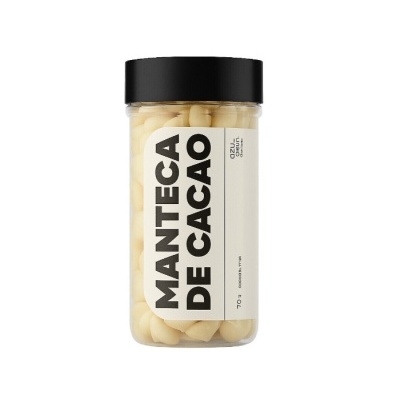 Frasco transparente com tampa preta e rótulo branco de manteiga de cacau