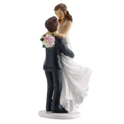Figuras de casal para decoração de casamento em materiais pintados