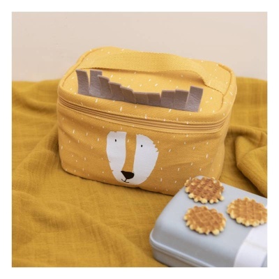 Necessaire amarela com carinha de urso e caixa cinza com bolachas