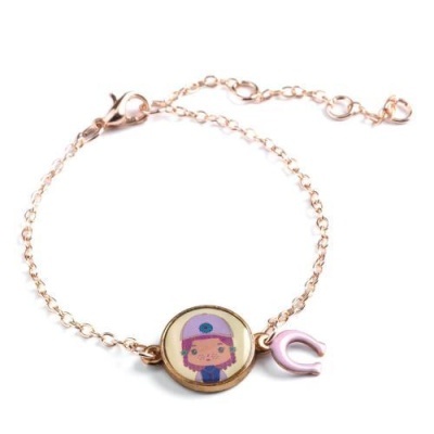 Pulseira dourada com pingente de personagem infantil e ferradura cor-de-rosa