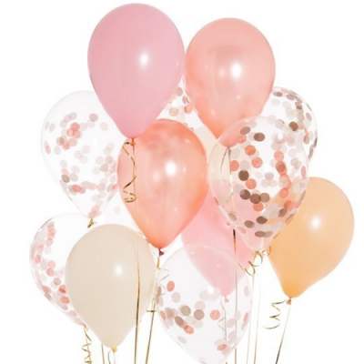 Balões coloridos rosa, branco, bege e transparentes com confetes e fitas douradas.