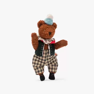 Urso de pelúcia castanho vestido com roupa xadrez e gorro azul