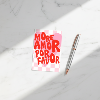 Cartão com texto colorido e caneta sobre mesa de mármore branco