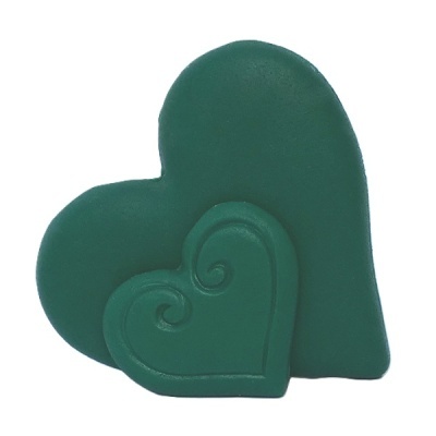 Dois corações decorativos verdes de cerâmica, um maior e um menor com espiral em relevo