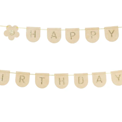 Decoração pendente em tecido com letras 